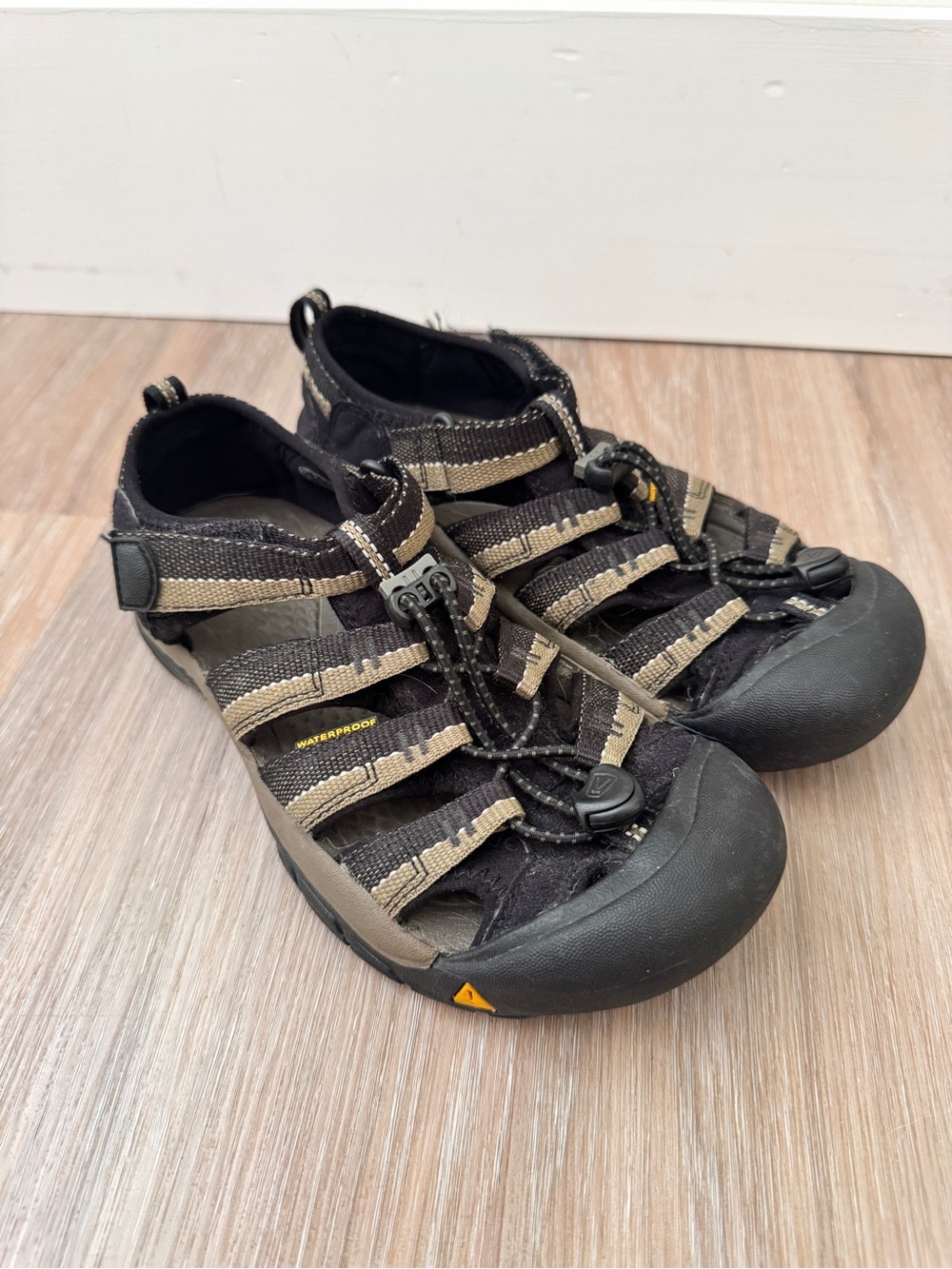 KEEN Newport H2 Kids Youth Size 4 Waterproof Sport Hiking Sandals Black Shoes